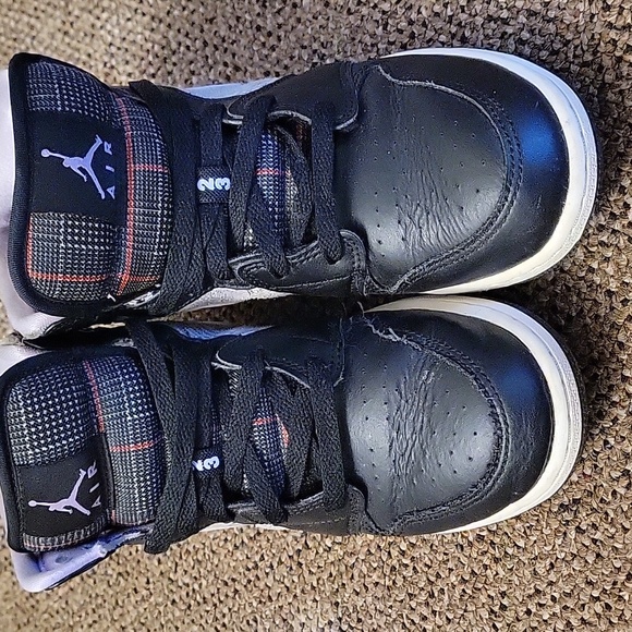 Nike Jordan's - Picture 2 of 4